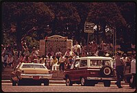 1974年6月，民众在游行期间于城市广场中聚集