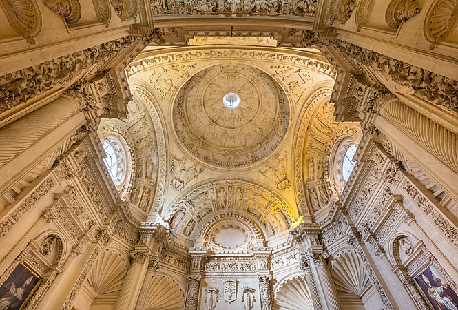西班牙塞维利亚主教座堂大圣器收藏室的天花板。