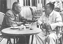 1955年，叶剑英同朱德于中南海怀仁堂后交谈。