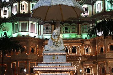 Ahilyabai Holkar statue in front