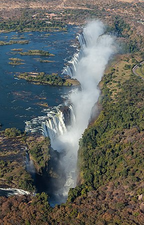 图为维多利亚瀑布，位于非洲赞比西河的中游，是世界三大瀑布之一。其宽度约为1.708千米，高度约为108米。
