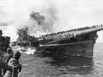 美军对日本本土进行轰炸期间，美国海军富兰克林号航空母舰遭到日本轰炸机投掷2枚炸弹并击中，进而引发连串爆炸且舰体大火。