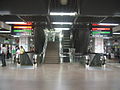 新加坡地铁政府大厦站南北线A站台（右）及东西线B站台（左），为乘客提供往裕廊东及裕群方向同台换乘服务。