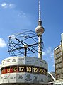 亞歷山大廣場的世界時鐘和柏林電視塔