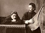 高尔基（左）和在弹奏gusli的斯捷潘·加夫里洛维奇·斯基塔列茨。1900年