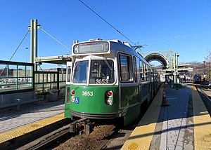 2018年12月，绿线列车停靠在河滨站