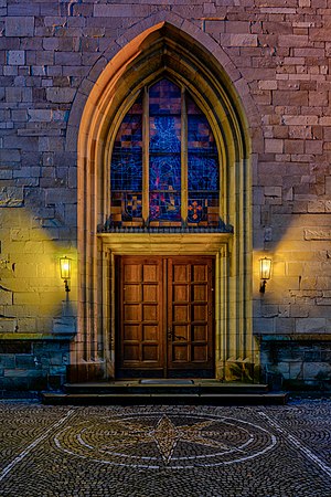 圖為德國北萊茵-威斯特法倫迪爾門聖維克多教堂的入口大門。