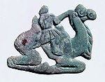 游牧民族画像，带特征的长鼻子，骑在双峰驼上。宁夏南部，公元前4世纪（战国晚期）。[25][24]