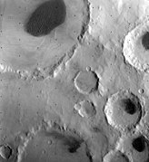 另一幅海盗号拍摄的普罗克托坑内沙丘和周边陨石坑丘照片。