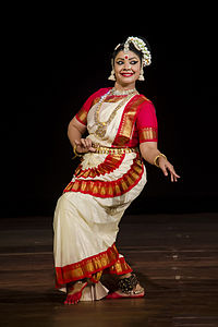 Mohiniyattam performer, by Bellus Delphina (edited by Crisco 1492)