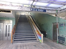 通往哥本哈根环线铁路站台的楼梯与自动扶梯