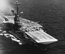 1967年，反潜航母胡蜂号在外海执勤。八架S-2反潜机预备起飞，其中两架已在弹射器上，蓄势待发。