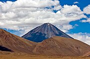 利坎卡武尔火山的山顶。