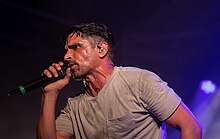 Medeiros performing in 2017