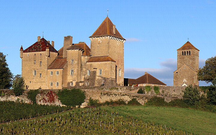 图为皮埃尔克洛斯城堡及其教堂（十二世纪），位于法国勃艮第-弗朗什-孔泰大区的索恩-卢瓦尔省。