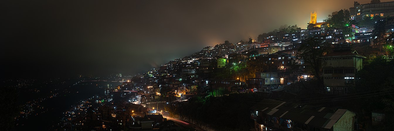图为印度喜马偕尔邦山区城镇西姆拉的夜景。作为山区驻防点于19世纪建城，在英国结束对印度的殖民统治前曾是英属印度的夏都，西姆拉于1971年1月25日成为了喜马偕尔邦的首府。