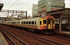 EMU200型电力动车组在旧板桥车站（尚未地下化）