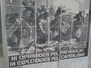 Wallpaper poster displaying women in a battle scene with the words "Ni oprimides pel patriarcat, ni explotades pel capitalisme"