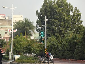 台湾嘉义市一座被设于同一立柱上的行车管制信号灯与行人专用信号灯。