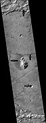 皮克林陨击坑中部，箭头指示了熔岩流的边缘。