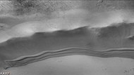 火星勘测轨道飞行器背景相机显示的特朗普勒陨击坑北侧壁（靠近图像顶部）沙丘放大图，顶部的黑色条纹是基勒陨击坑坑底表面的尘暴痕迹。注：这是之前一幅基勒陨击坑图像的放大版。