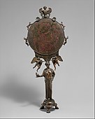 由披衣女子的形式支撑的镜子；公元前5世纪中叶；青铜；高：40.41公分；大都会艺术博物馆