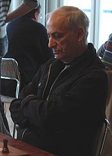 Juan Bellón staring at the board while playing chess