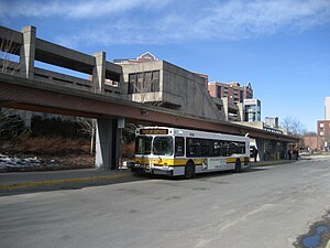 摩顿市中心站及巴士换乘候车站台，从东侧的商业街望向车站