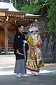 身穿色打挂婚服的日本新娘（右）