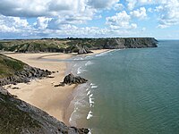 位於半島南岸的三崖灣（Three Cliffs Bay）