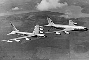 与B-52D施行加油任务