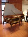 由法国巴黎制造商家族Jean-Henri Hemsch于1761年–1762年所制造的双排键盘大键琴，现存放在巴黎音乐博物馆内（晚期作品）