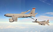 正替F-15C施行加油任务的美国空军KC-135