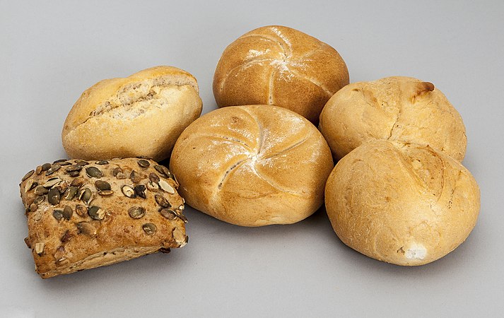 图为五种截然不同、于维也纳市面有售的面包。（后排）普通面包、来自格拉德沃尔面包店的有机全麦面包；（前排）南瓜籽面包、来自Mann面包店的“面包机”与双圆面包。