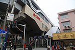 上海地鐵江川路站，人行天橋連接了車站與地面