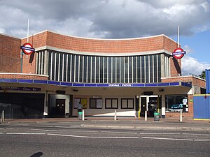 独特的弯形车站大楼，由查尔斯·霍登（英语：Charles Holden）设计