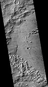火星勘测轨道飞行器背景相机拍摄的欧多克索斯陨击坑西侧部分。