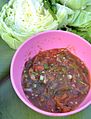 Sapi thong-ueh: 一种由番茄、新鲜辣椒、大蒜、青葱、香菜和青葱制成的辛辣酱，类似于salsa cruda