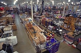 Wholesale outlet using full pallet loads
