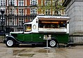 一辆于伦敦贩卖热狗、可丽饼与咖啡的快餐车