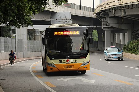 广州等地巴士使用的双色LED电牌，显示版式设计不佳，两端总站无法完整显示，需要以跑马灯方式滚动