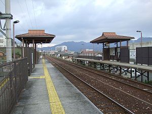 左边为上行月台，右边为下行月台（2009年12月13日）