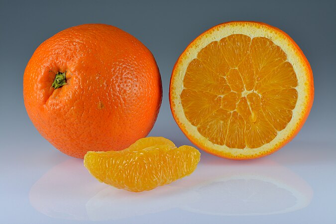 橙子——整個、切半和去皮的部分。