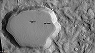 背景相机拍摄的切鲁利陨击坑北面未命名的陨坑，坑底布满脑纹地形，箭头指向环形模具陨石坑。注：这是前面图像的放大版。