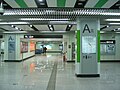 部分规划较佳的车站可通过车站大厅换乘，图为世纪大道站的4线换乘大厅；但世纪大道因4线换乘经常大客流对冲，高峰期实行特殊的换乘路线安排[63]。