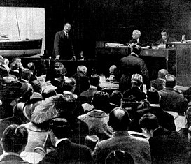 1912年5月25日，生还乘客科斯莫·达夫-戈登爵士的证词是调查重点，吸引许多社会人士旁听