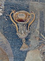 《戴欧尼修斯骑虎镶嵌画》中希腊化玻璃（英语：Hellenistic glass）容器之细节