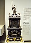 公元 1690 年，英格兰的托马斯·汤皮恩制作的华丽时钟