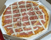 Ham pizza with requeijão streaks