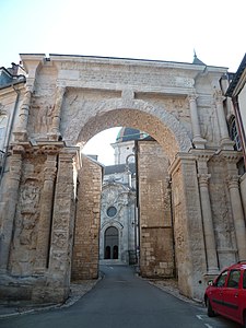 法国贝桑松的黑门，是由两根柱子叠加而成的单拱门，建于公元171-175年